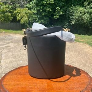 New with tags Coach Dakota GLovertanned leather Handbag smoke free environment